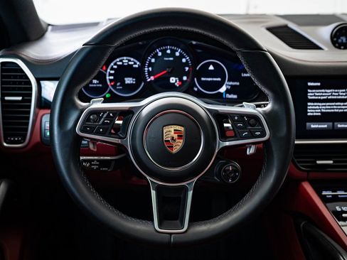 Certified 2023 Porsche Cayenne Platinum Edition image 32