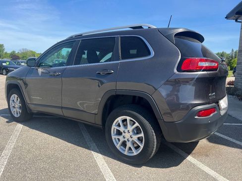 Used 2017 Jeep Cherokee Latitude w/ Comfort/Convenience Group AWD/4WD image 4