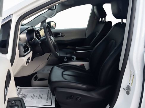 Used 2024 Chrysler Pacifica Touring-L image 12