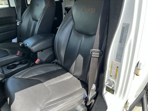 Used 2018 Jeep Wrangler Unlimited Sahara w/ Connectivity Group AWD/4WD image 19