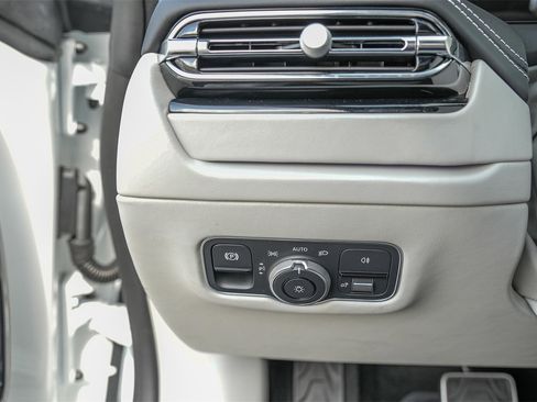 New 2025 Aston Martin DB12 Convertible image 29