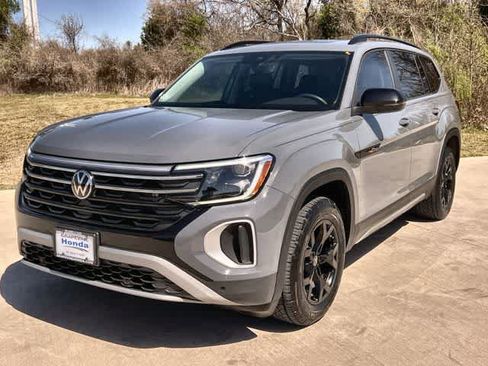 Used 2024 Volkswagen Atlas Peak Edition SE image 2