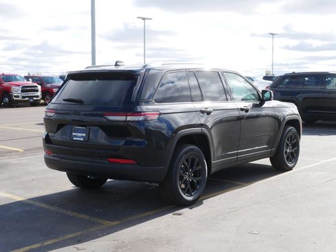 New 2025 Jeep Grand Cherokee 4WD image 2