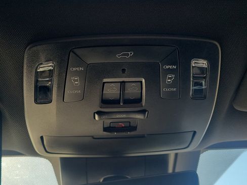 Used 2025 Toyota Sienna Platinum image 31