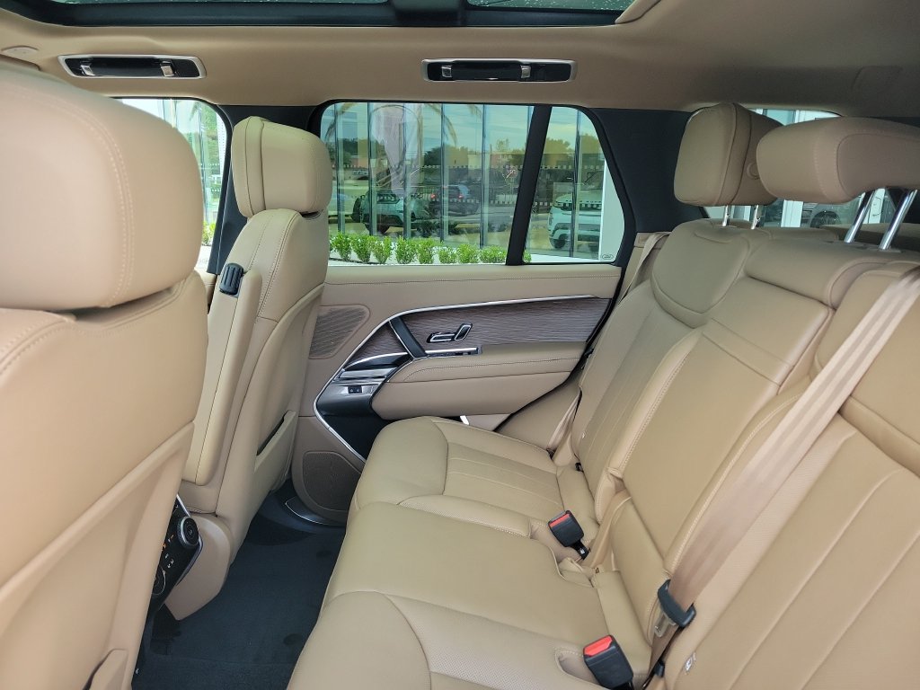 Certified 2025 Land Rover Range Rover SE AWD/4WD image 16