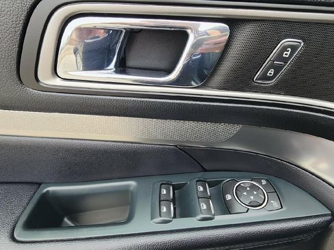 Used 2018 Ford Explorer XLT AWD/4WD image 13