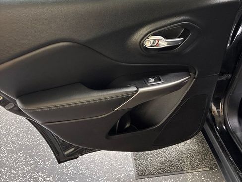 Used 2019 Jeep Cherokee Latitude Plus FWD image 24