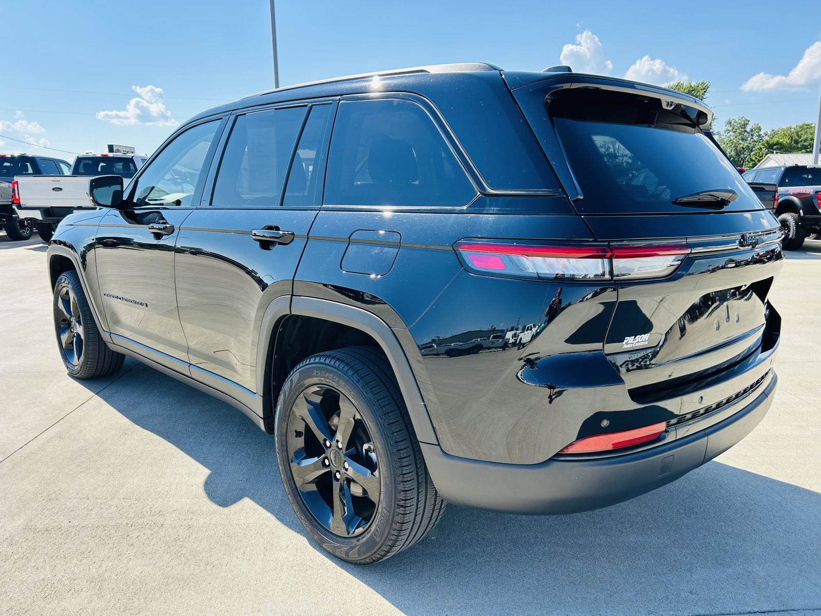 Used 2023 Jeep Grand Cherokee Limited w/ Luxury Tech Group II AWD/4WD image 39