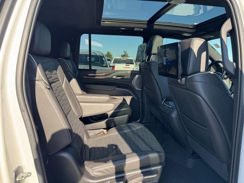 Used 2022 Cadillac Escalade ESV Sport Platinum AWD/4WD image 9