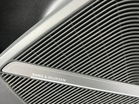 Used 2023 Audi SQ5 Prestige w/ Prestige Package image 17