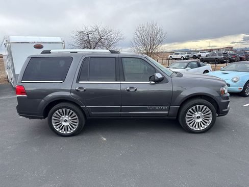 Used 2017 Lincoln Navigator Select image 6