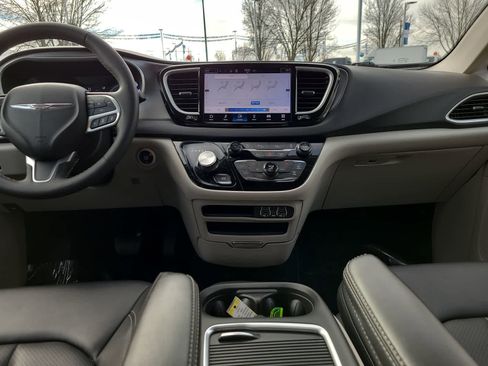 Used 2024 Chrysler Pacifica Touring-L image 18