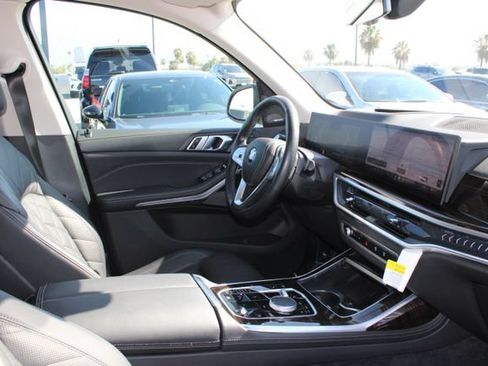 Used 2024 BMW X7 xDrive40i w/ Premium Package AWD/4WD image 5