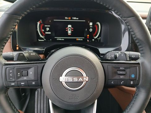 Used 2025 Nissan Pathfinder Platinum FWD image 14