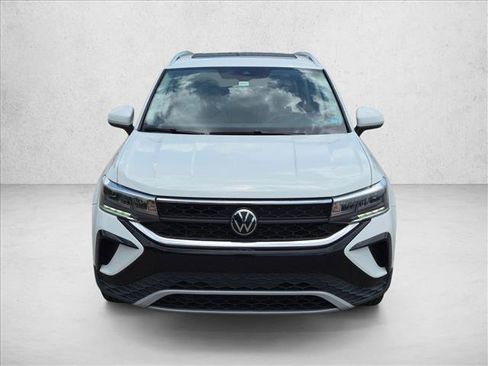 Used 2023 Volkswagen Taos SE w/ Panoramic Sunroof Package FWD image 2