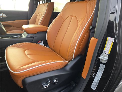 New 2026 Chrysler Pacifica Pinnacle image 29