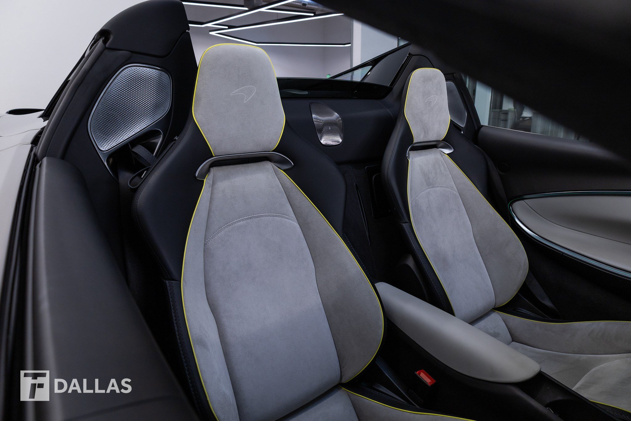 Used 2025 McLaren Artura Spider RWD image 33