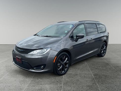 Used 2019 Chrysler Pacifica Touring Plus w/ S Appearance Package image 3