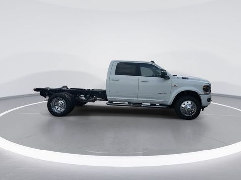 New 2026 RAM 4500 4x4 Crew Cab DRW w/ Laramie Trim Package image 9