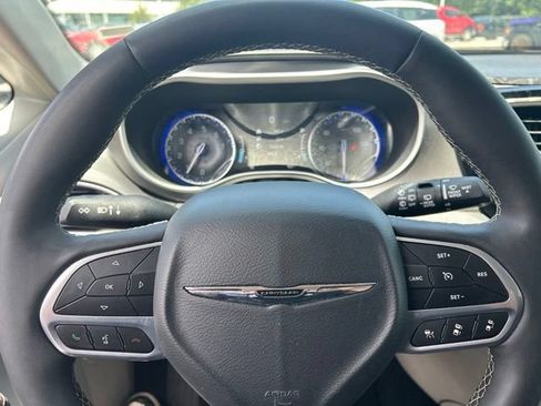 Used 2024 Chrysler Pacifica Touring-L FWD image 28