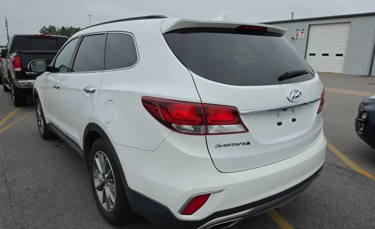 Used 2017 Hyundai Santa Fe SE FWD image 4