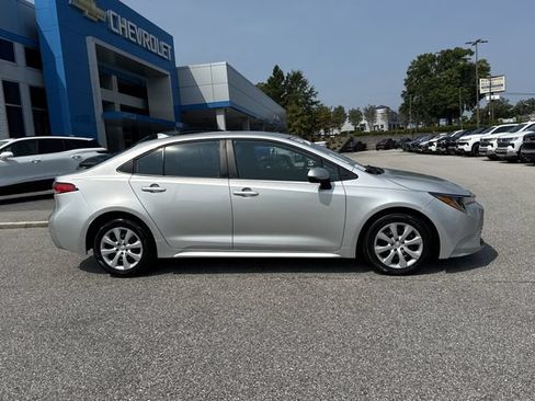 Used 2025 Toyota Corolla LE FWD image 2