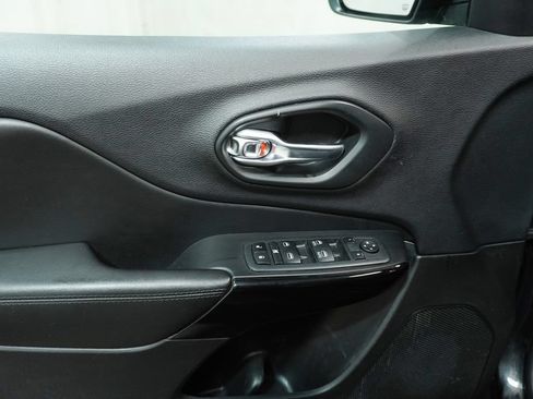 Used 2019 Jeep Cherokee Latitude Plus AWD/4WD image 18