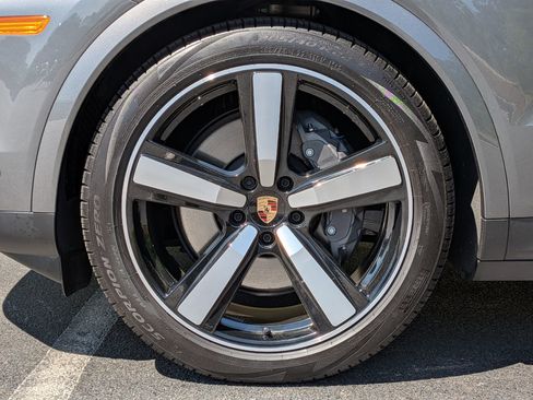 Certified 2025 Porsche Cayenne AWD/4WD image 11