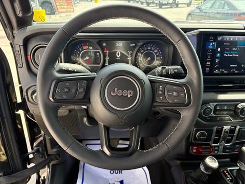 Used 2025 Jeep Wrangler Unlimited Rubicon w/ Convenience Group AWD/4WD image 15