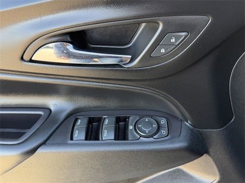 Used 2019 Chevrolet Equinox LT w/ Driver Convenience Package image 14