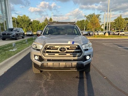 Used 2017 Toyota Tacoma SR5 w/ Tow Package RWD image 2