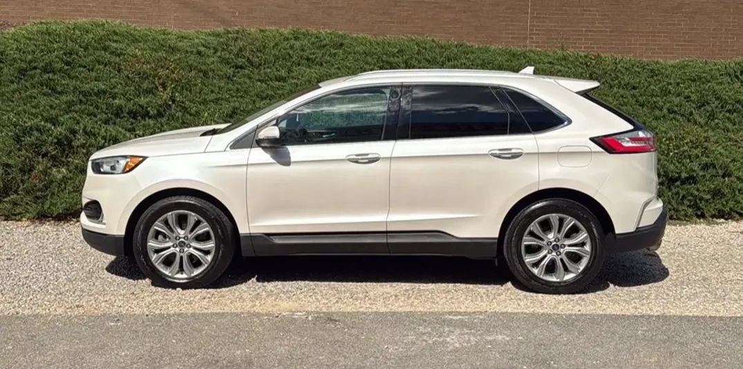 Used 2019 Ford Edge Titanium w/ Cold Weather Package AWD/4WD image 3