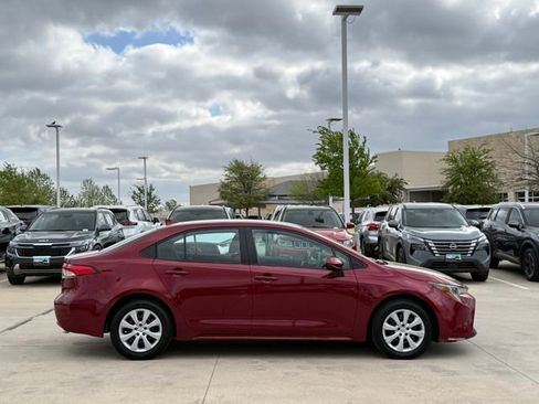 Used 2022 Toyota Corolla LE image 6