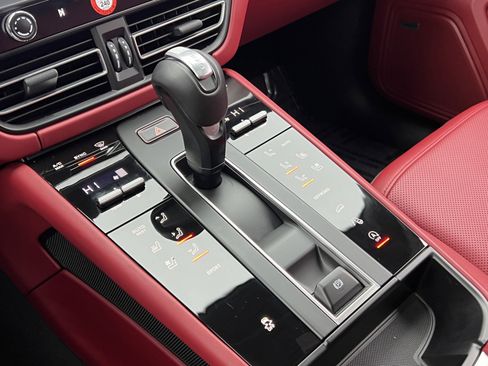 Certified 2025 Porsche Macan image 27