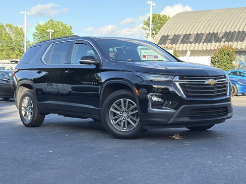 Used 2023 Chevrolet Traverse LT FWD image 2