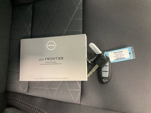 Used 2025 Nissan Frontier SV image 31