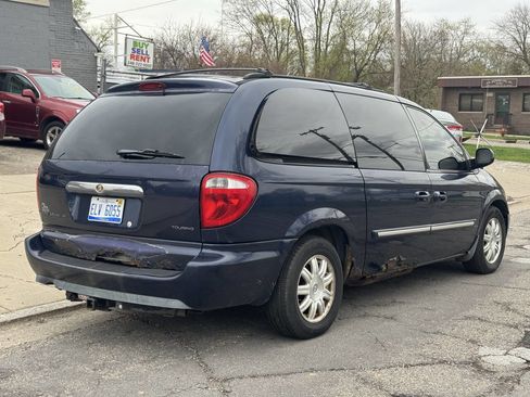 Used 2006 Chrysler Town & Country Touring image 5