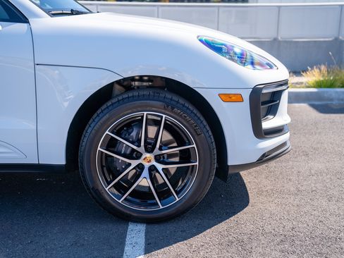 Certified 2026 Porsche Macan AWD/4WD image 9