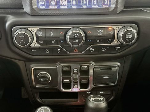 Used 2018 Jeep Wrangler Unlimited Sahara AWD/4WD image 18