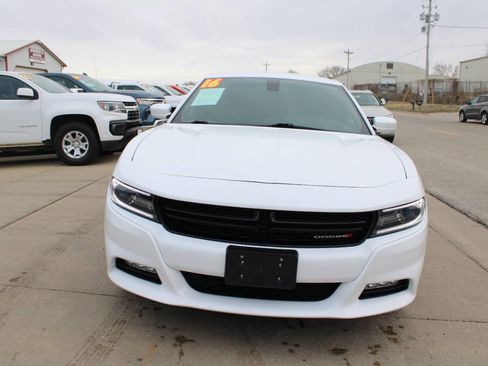 Used 2016 Dodge Charger SXT image 2