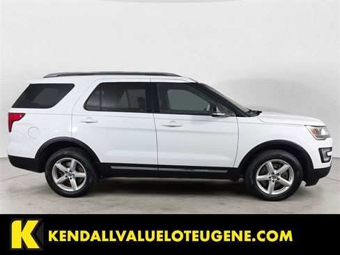 Used 2017 Ford Explorer XLT image 6