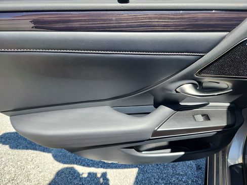 Used 2019 Lexus ES 300h Ultra Luxury w/ Accessory Package 2 FWD image 28