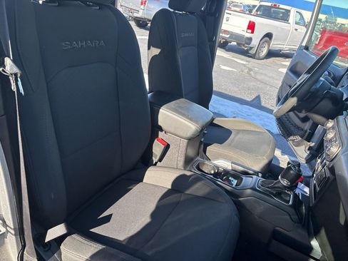 Used 2018 Jeep Wrangler Unlimited Sahara image 43