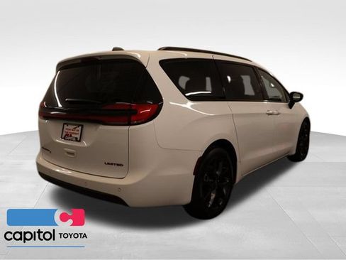 Used 2025 Chrysler Pacifica Limited FWD image 2