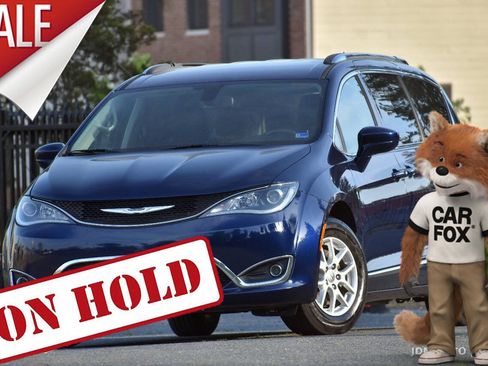 Used 2020 Chrysler Pacifica Touring-L FWD image 1