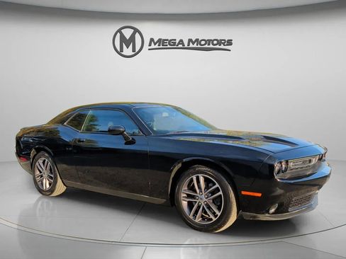 Used 2019 Dodge Challenger SXT image 10