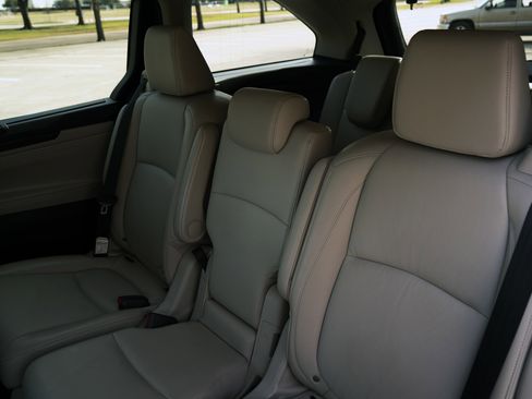 Certified 2025 Honda Odyssey EX-L image 18