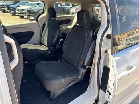 Used 2023 Chrysler Voyager LX FWD image 7