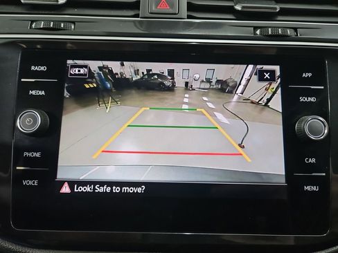 Certified 2024 Volkswagen Tiguan SE w/ Panoramic Sunroof Package image 23