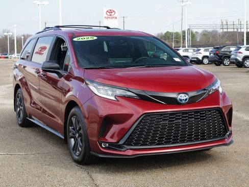 Used 2025 Toyota Sienna XSE w/ XSE Plus Package image 25